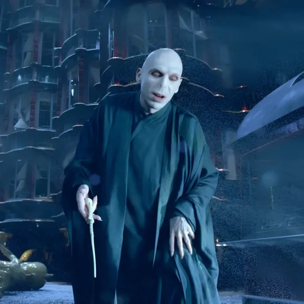 Voldemort Holding Wand